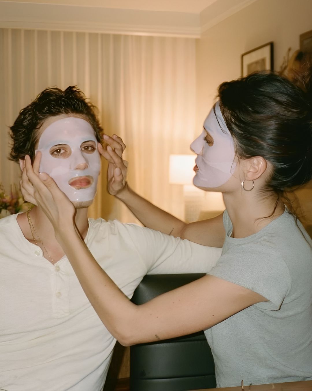 Cosa regalare questo Natale al tuo partner per convincerlo a fare skincare con te Dalle maschere in tessuto ai set da massaggio, per una self-care condivisa