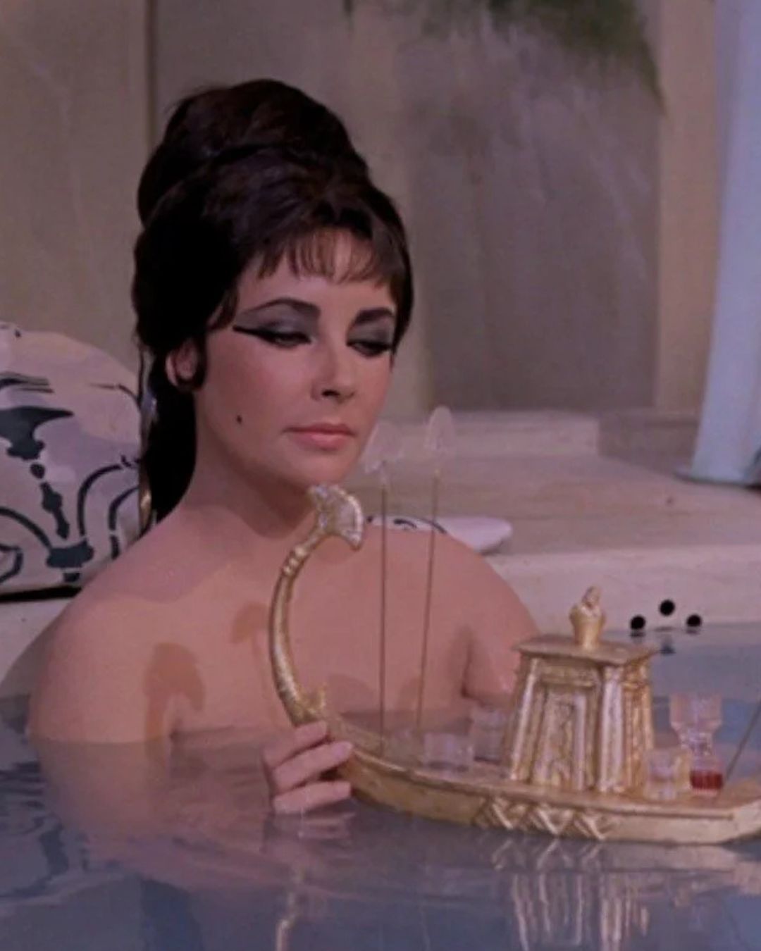 Fare il bagno è di tendenza Tra nuovi prodotti di lusso e video aesthetic su TikTok, il bagno torna ad essere un rituale di culto