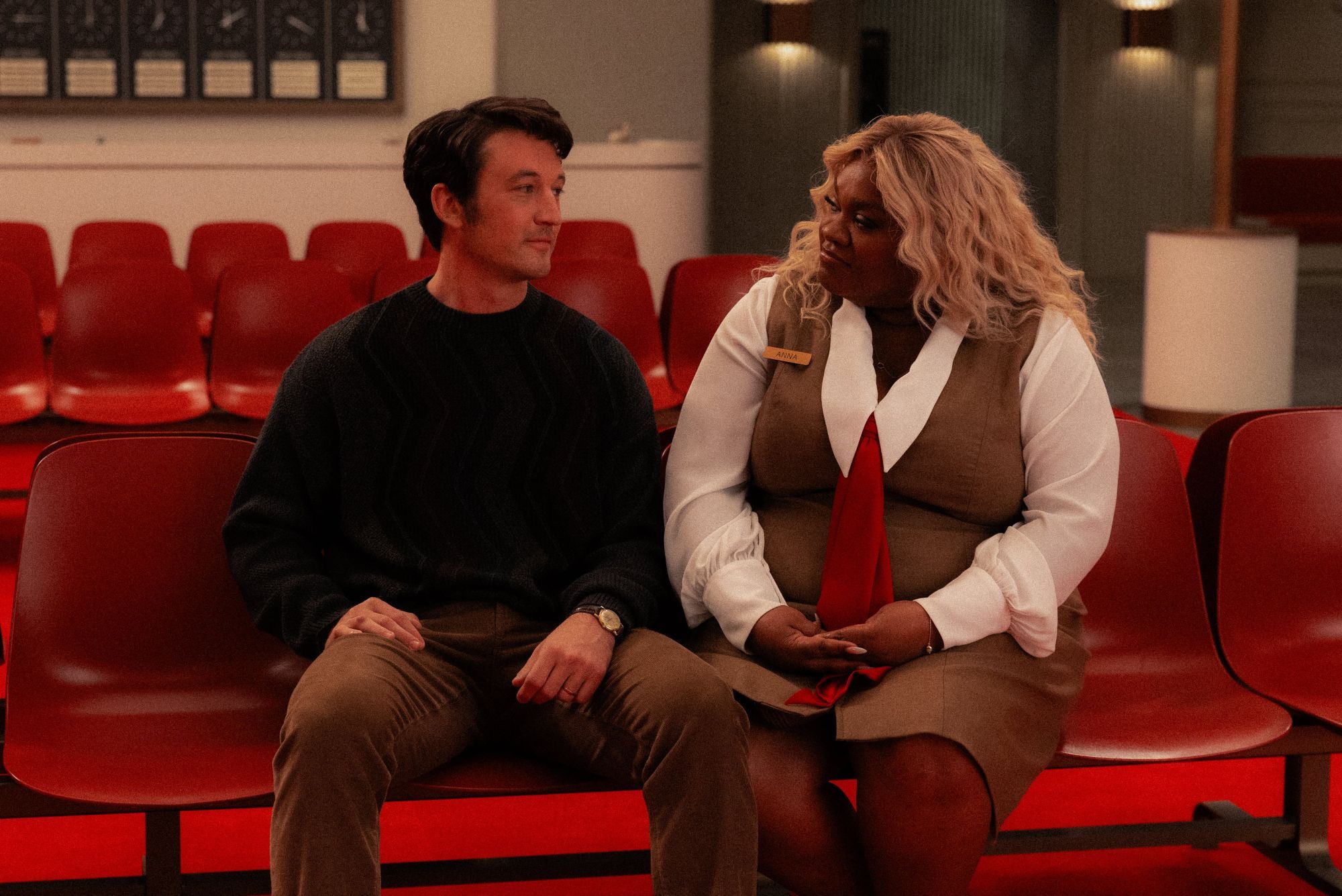 Eternity è un antidoto al cinismo delle relazioni Elizabeth Olsen, Miles Teller e Callum Turner si incontrano in un bar | Image 593767