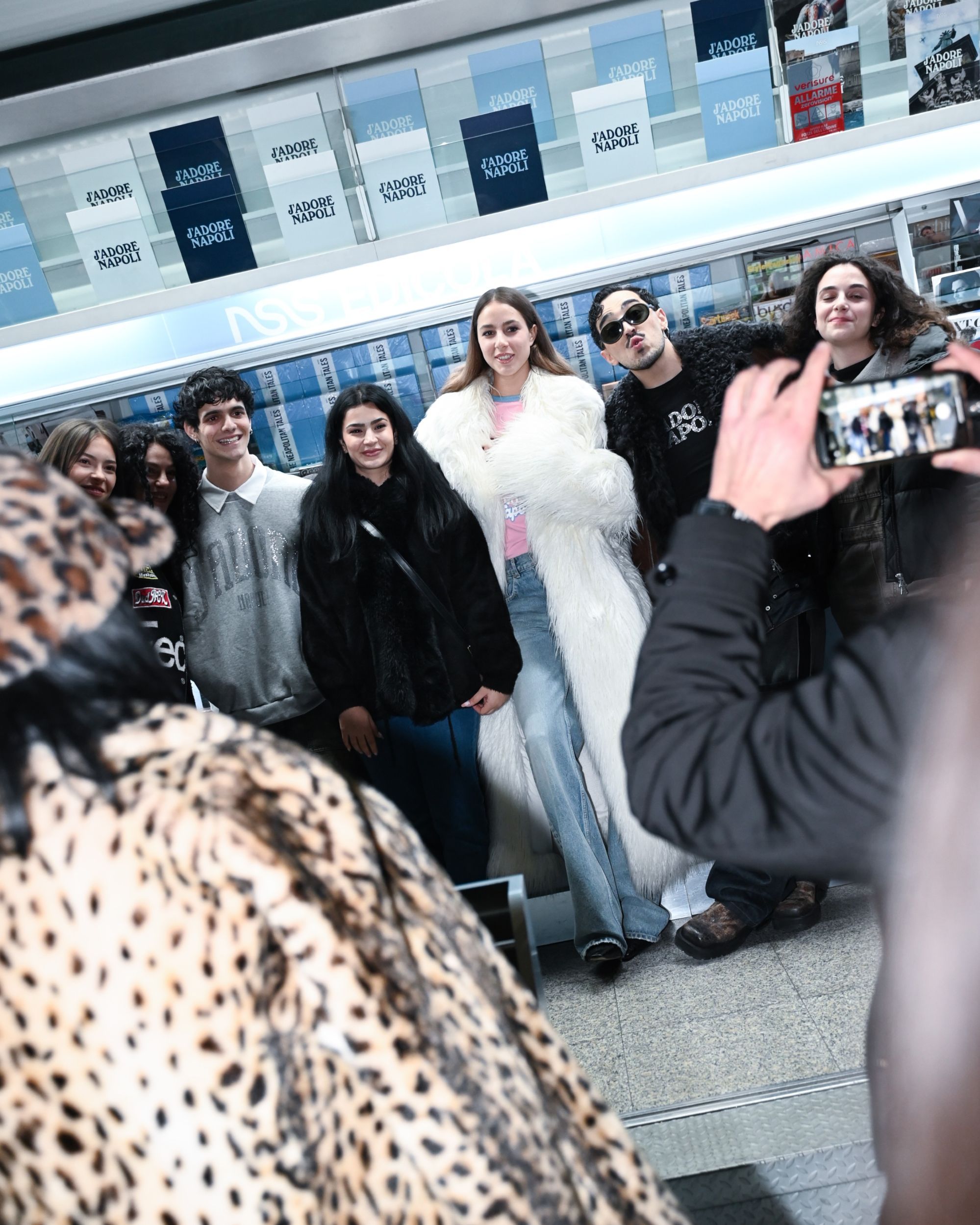 Come è andato il meet & greet di X-Factor alla nss edicola di Napoli Frotte di fan, in attesa della finale, hanno incontrato quattro degli ex-concorrenti più amati