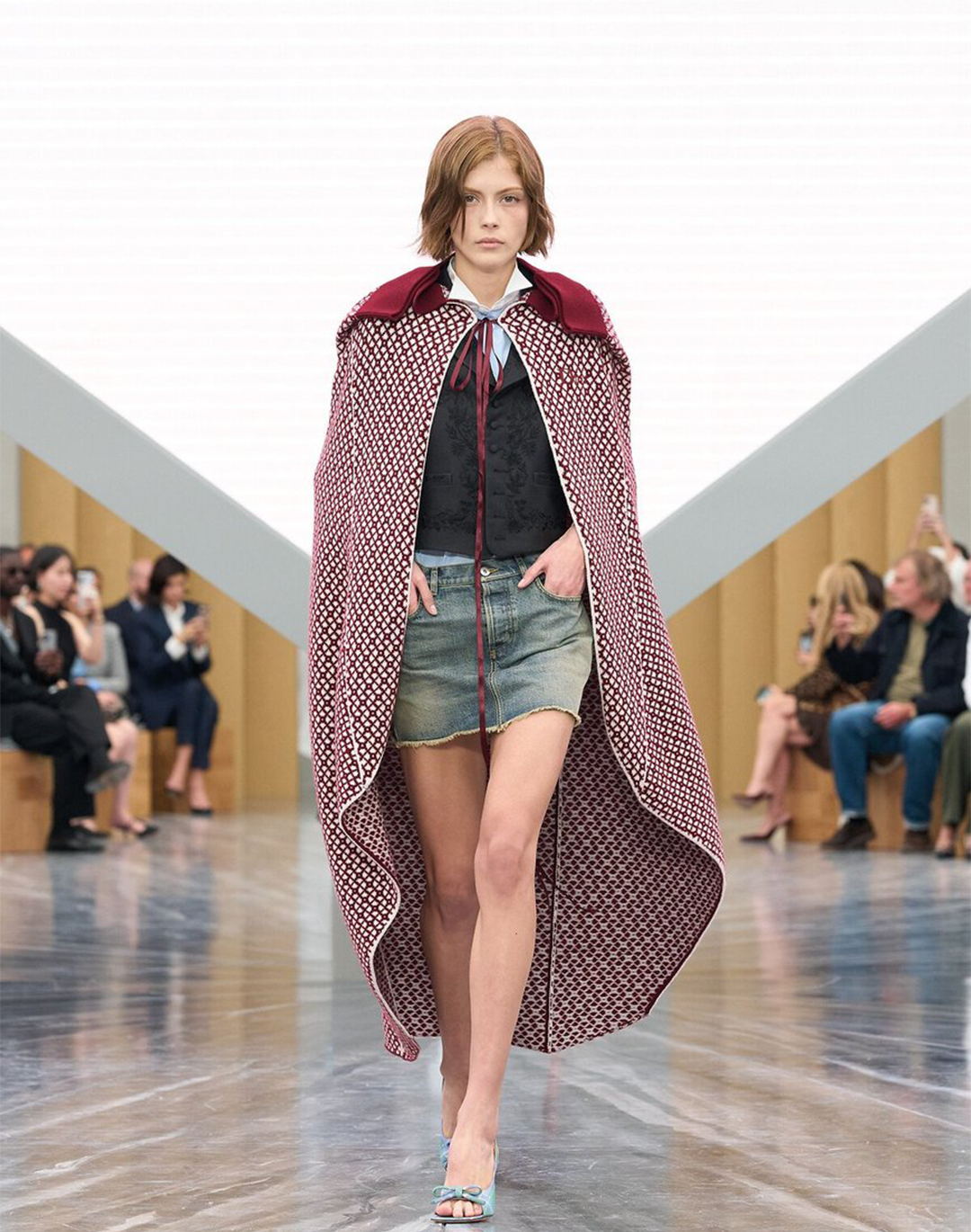 Il power coat di questo inverno è il mantello  Il mantello torna in passerella e non è più solo un costume di scena