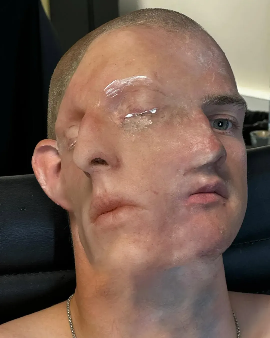 Capire l'ossessione della Gen Z per il make-up prostetico Quando il surrealismo rispecchia la realtà