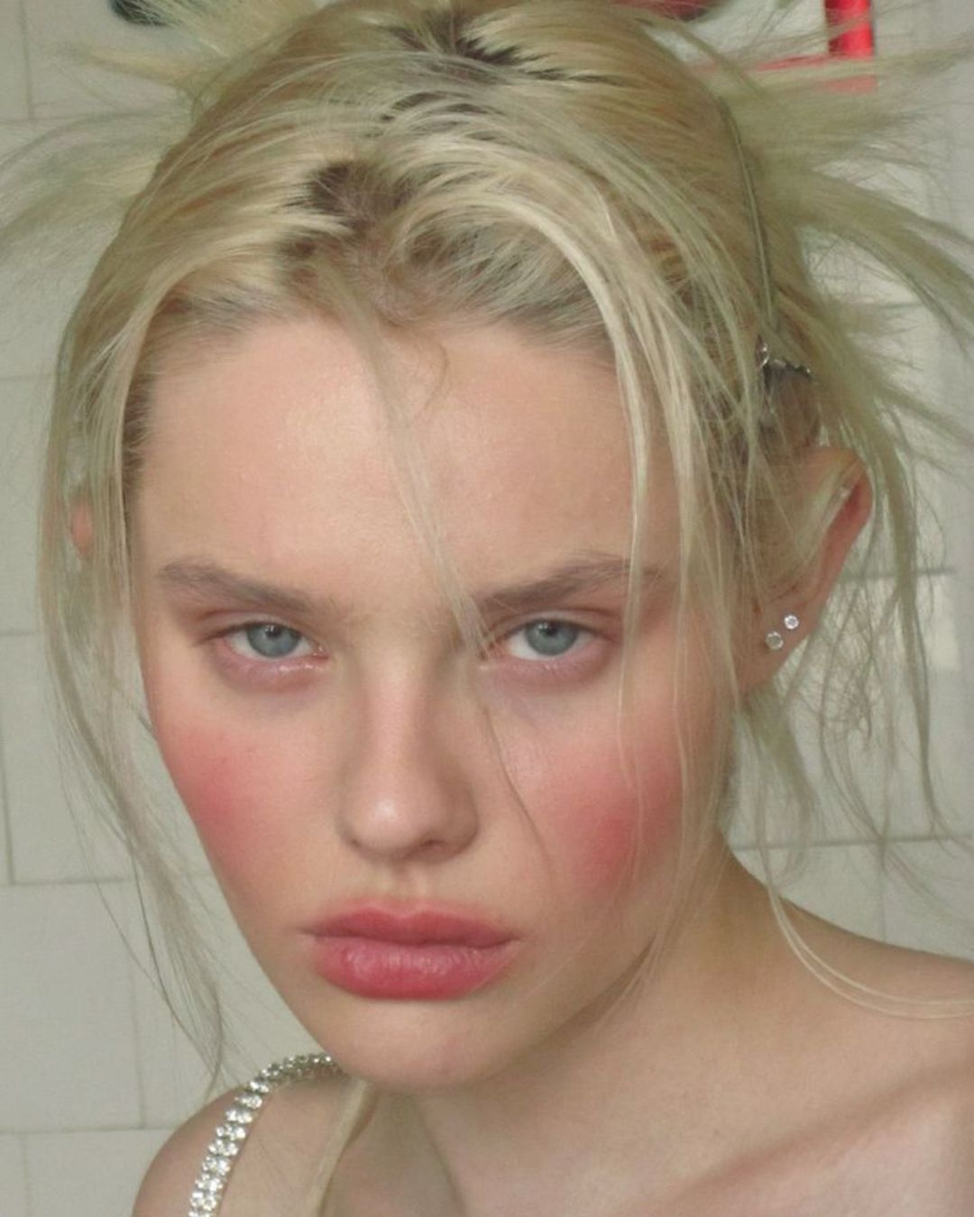 Mistletoe makeup: the new Christmas beauty trend to try out An easy and quick makeup to show off during this festive period, among a thousand dinners and events