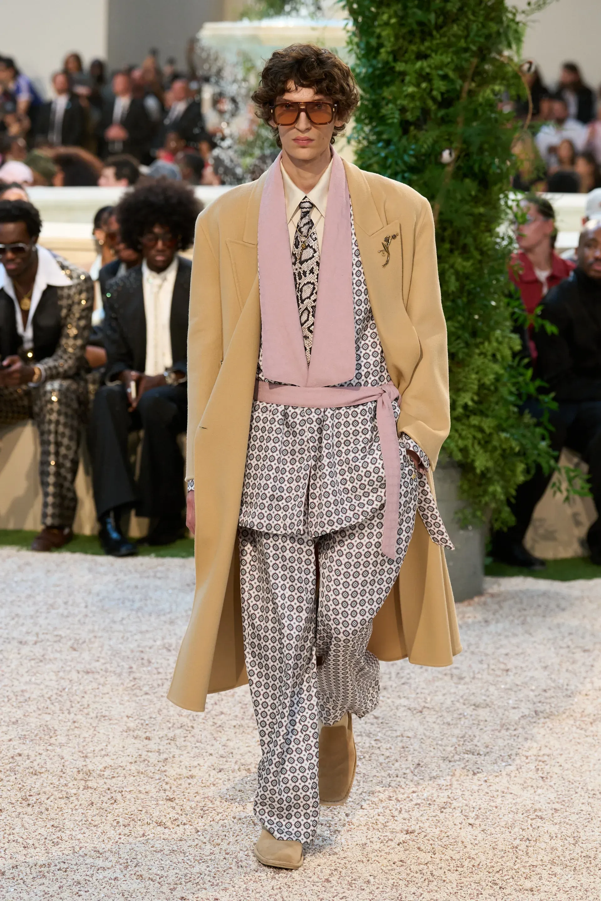 What do Pierpaolo Piccioli, Juergen Teller, and a roman robber have in common? Their passion for pink hoodies | Image 594879