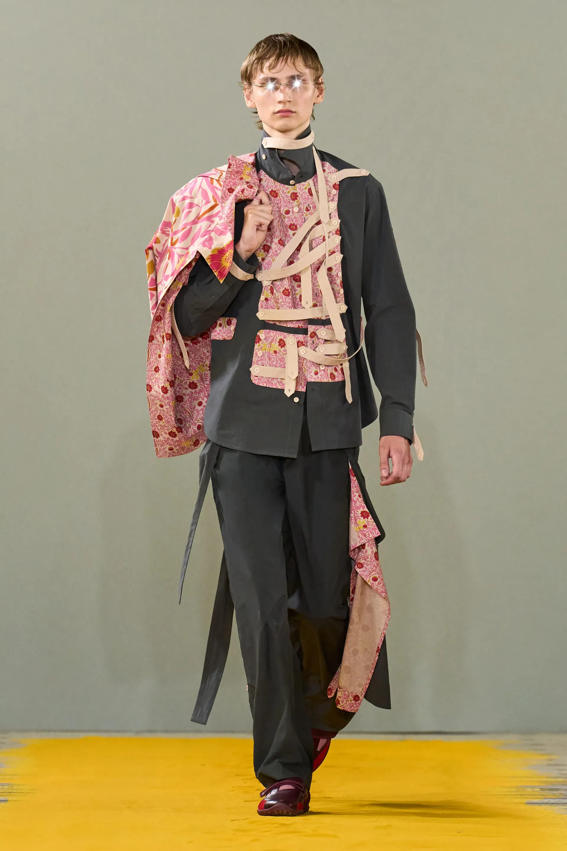 What do Pierpaolo Piccioli, Juergen Teller, and a roman robber have in common? Their passion for pink hoodies | Image 594881