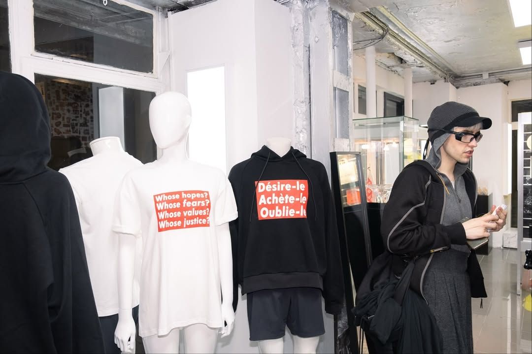 Untitled (The Drop) è tornato La capsule di Barbara Kruger con Performa e ITEM IDEM | Image 595189