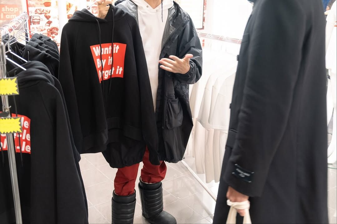 Untitled (The Drop) è tornato La capsule di Barbara Kruger con Performa e ITEM IDEM | Image 595188