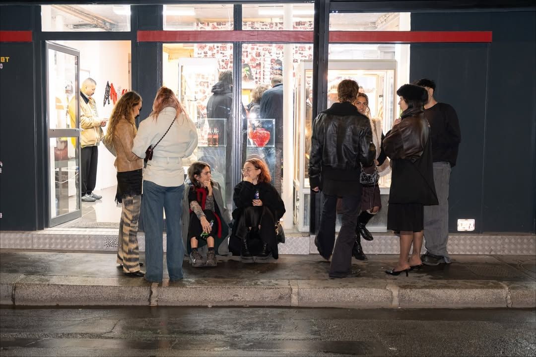 Untitled (The Drop) è tornato La capsule di Barbara Kruger con Performa e ITEM IDEM | Image 595184