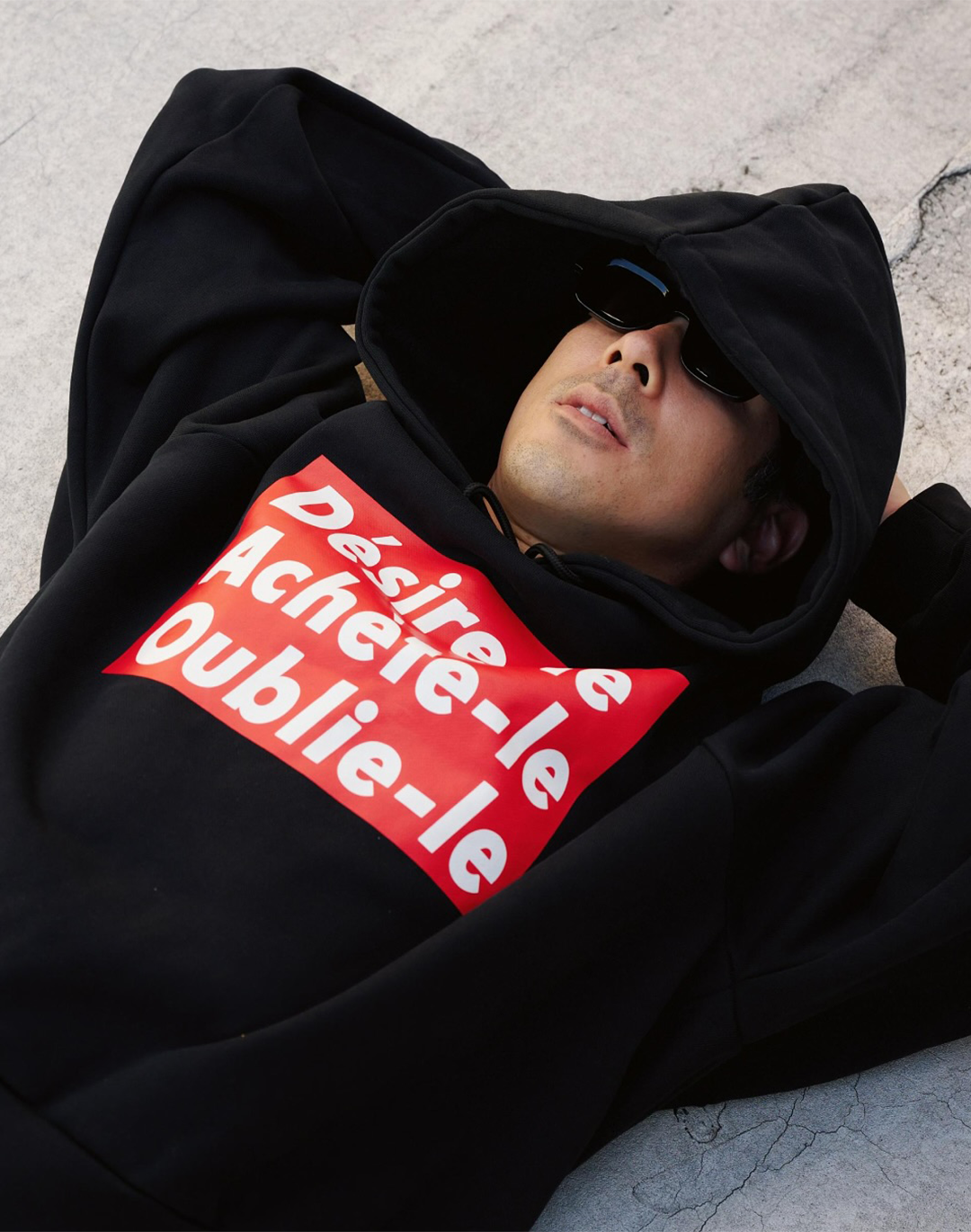 Untitled (The Drop) è tornato La capsule di Barbara Kruger con Performa e ITEM IDEM