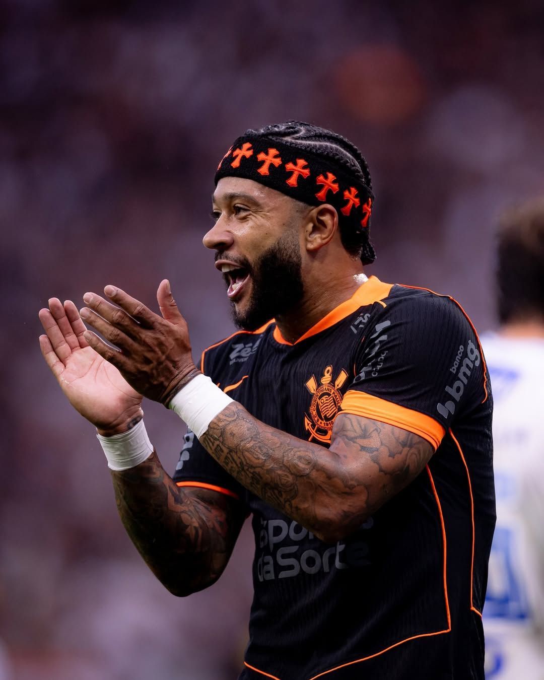 Now footballers wear tennis knot headbands Anthony Gordon, Serge Gnabry, Antoine Bernede, and many others as well