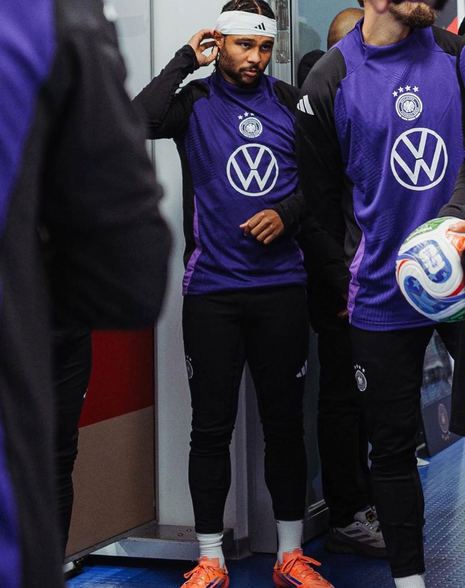 Now footballers wear tennis knot headbands Anthony Gordon, Serge Gnabry, Antoine Bernede, and many others as well