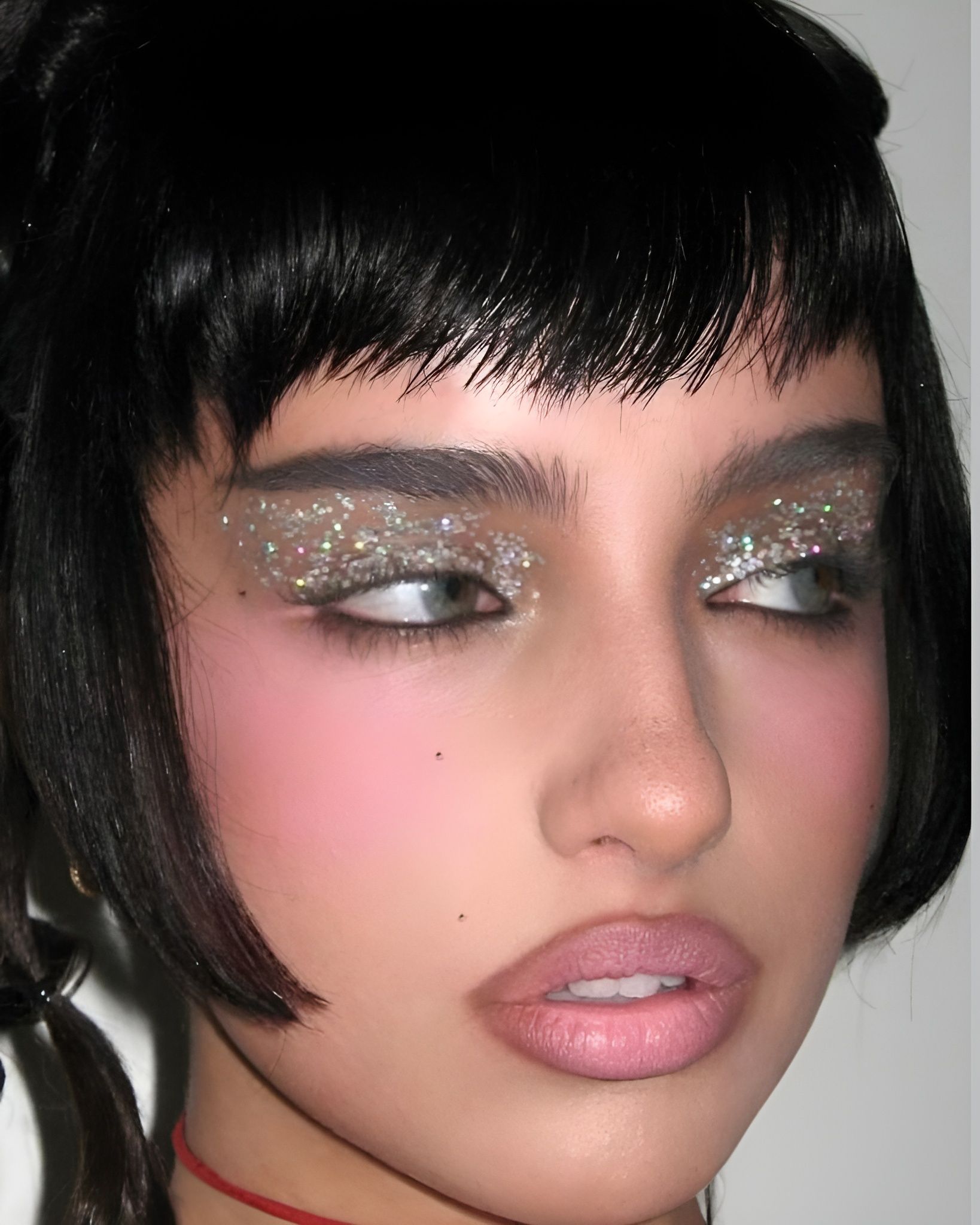 Il party girl make-up è il trucco che ti salverà il Capodanno Messy, semplice e d’effetto