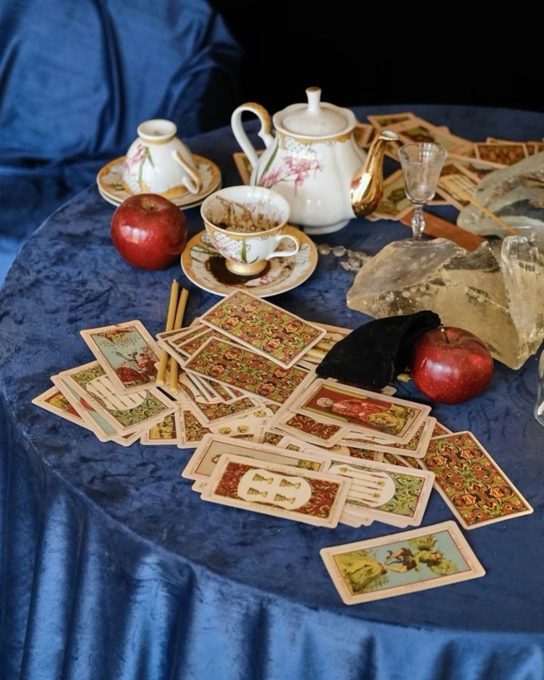 Cosa ci dicono i tarocchi per il Solstizio d’Inverno 2025? Parlano di lasciare, portare, osare