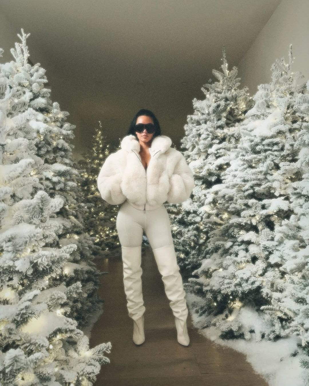 Viviamo in un mondo sempre più monocromatico Auto grigie, loghi minimalisti, interni beige e un bianco come Pantone 2026