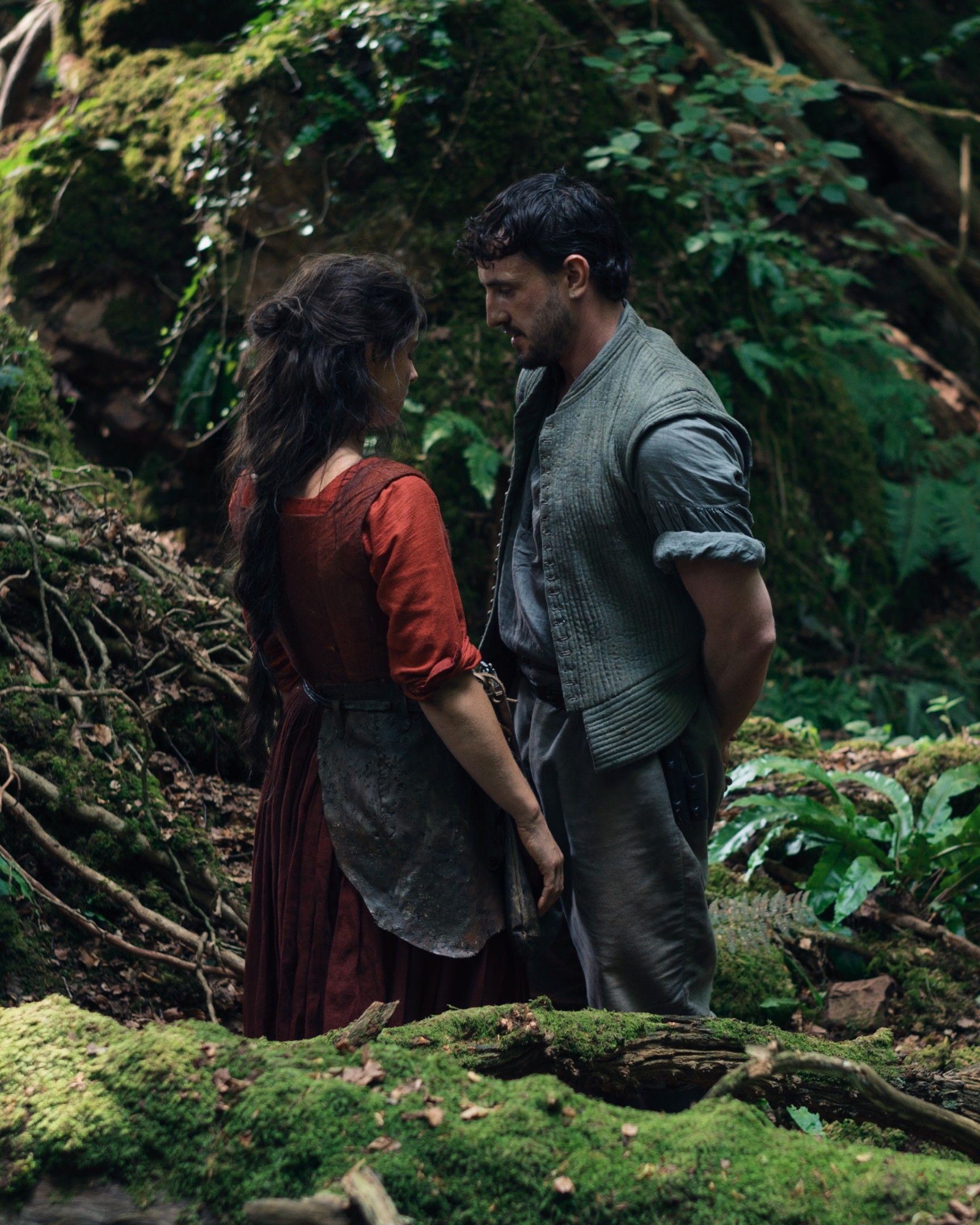 La vita segreta dei costumi di “Hamnet” Come gli abiti del film di Chloé Zhao raccontano la vita interiore dei protagonisti