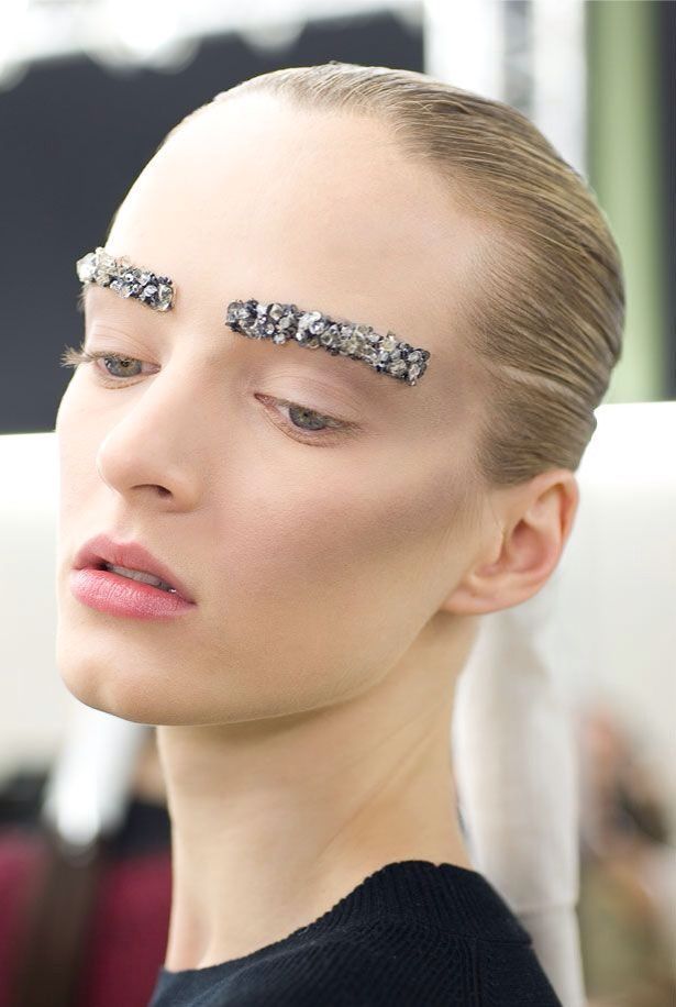 Runway throwback: makeup looks from past fashion shows to draw inspiration from From graphic eyeshadows and sparkling lips to vibrant colors and frosty lips | Image 596741