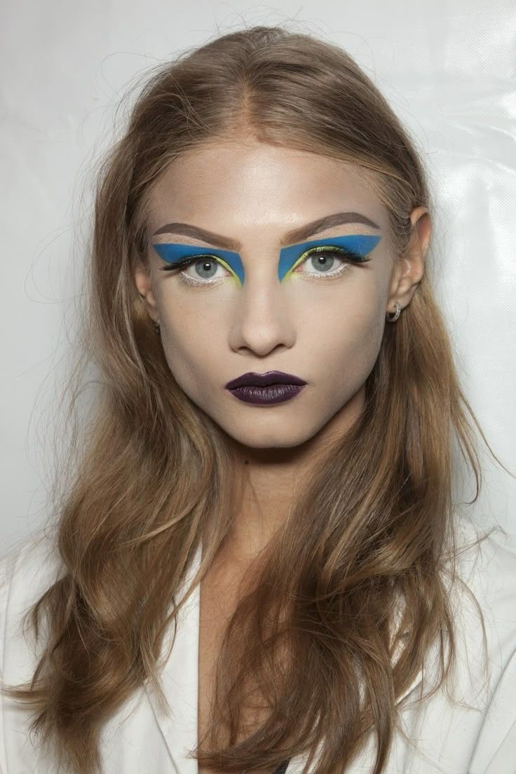 Runway throwback: makeup looks from past fashion shows to draw inspiration from From graphic eyeshadows and sparkling lips to vibrant colors and frosty lips | Image 596743