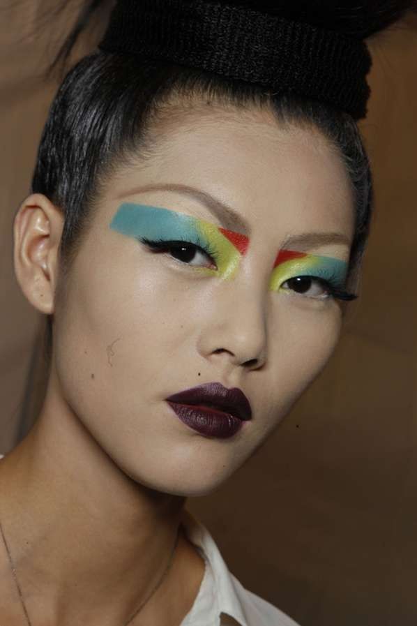 Runway throwback: makeup looks from past fashion shows to draw inspiration from From graphic eyeshadows and sparkling lips to vibrant colors and frosty lips | Image 596744