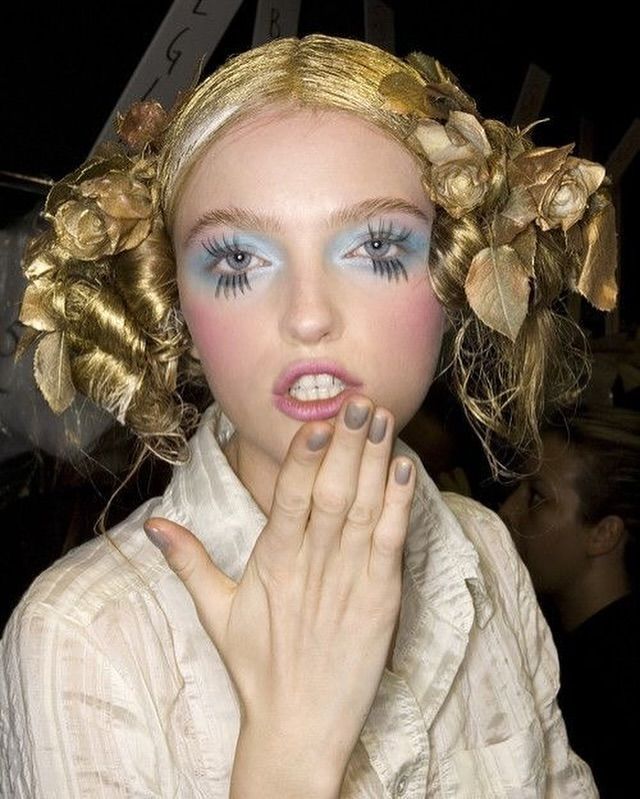 Runway throwback: makeup looks from past fashion shows to draw inspiration from From graphic eyeshadows and sparkling lips to vibrant colors and frosty lips | Image 596746