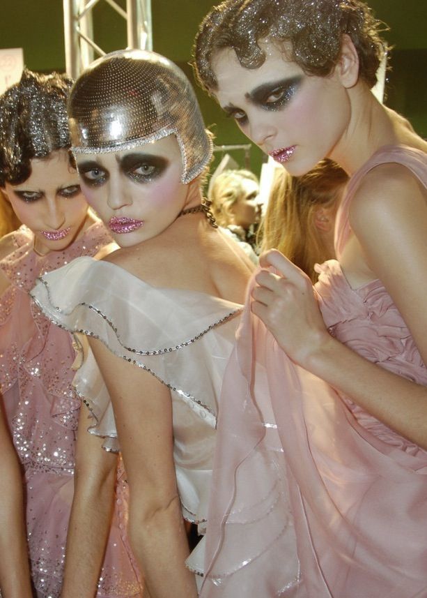 Runway throwback: makeup looks from past fashion shows to draw inspiration from From graphic eyeshadows and sparkling lips to vibrant colors and frosty lips | Image 596748