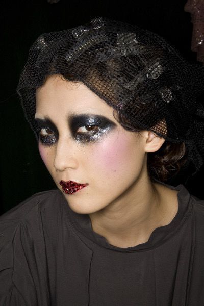 Runway throwback: makeup looks from past fashion shows to draw inspiration from From graphic eyeshadows and sparkling lips to vibrant colors and frosty lips | Image 596747