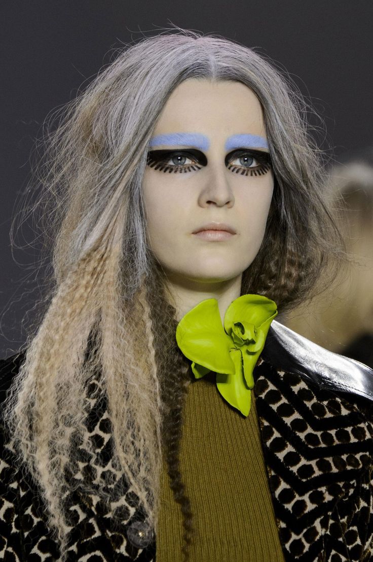 Runway throwback: makeup looks from past fashion shows to draw inspiration from From graphic eyeshadows and sparkling lips to vibrant colors and frosty lips | Image 596749