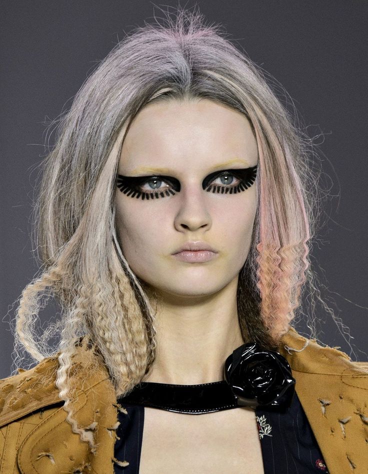 Runway throwback: makeup looks from past fashion shows to draw inspiration from From graphic eyeshadows and sparkling lips to vibrant colors and frosty lips | Image 596750