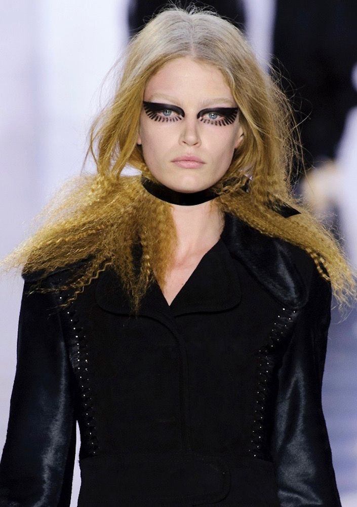 Runway throwback: makeup looks from past fashion shows to draw inspiration from From graphic eyeshadows and sparkling lips to vibrant colors and frosty lips | Image 596751