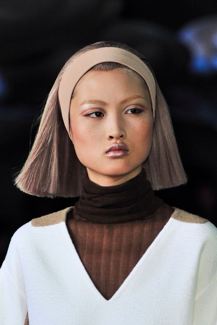 Runway throwback: makeup looks from past fashion shows to draw inspiration from From graphic eyeshadows and sparkling lips to vibrant colors and frosty lips | Image 596755