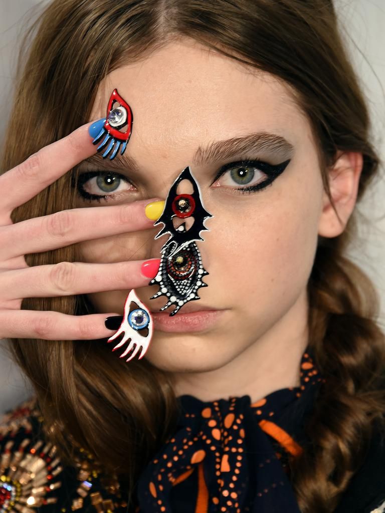 Runway throwback: the most iconic nail art The detail that is often ignored, simply because if noticed, it would steal the whole scene | Image 596814