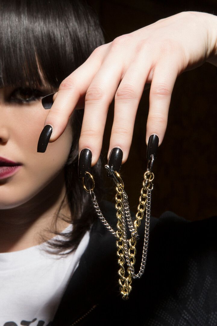 Runway throwback: the most iconic nail art The detail that is often ignored, simply because if noticed, it would steal the whole scene | Image 596817