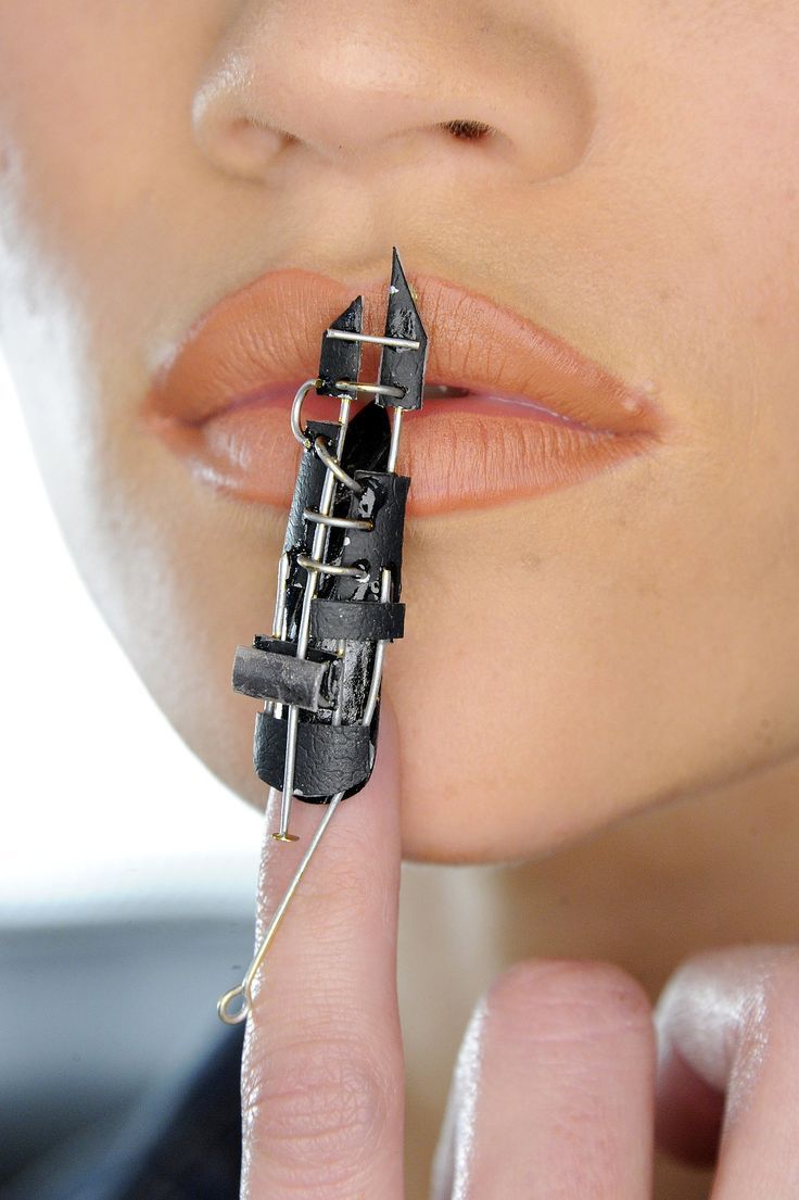 Runway throwback: the most iconic nail art The detail that is often ignored, simply because if noticed, it would steal the whole scene | Image 596811