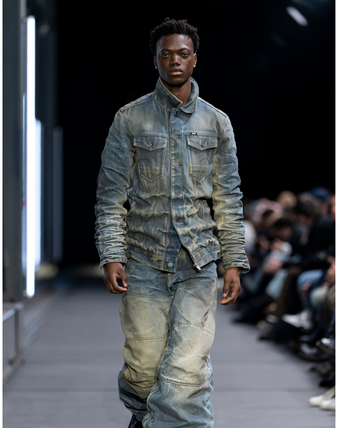 La nuova collezione FW26 di G-STAR La collezione Spotlight Returns rappresenta il nuovo linguaggio del brand, sempre più attento al presente