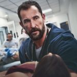Perché tutti amano The Pitt? La serie ha una struttura originale e una narrazione classica, oltre che al volto amico di Noah Wyle