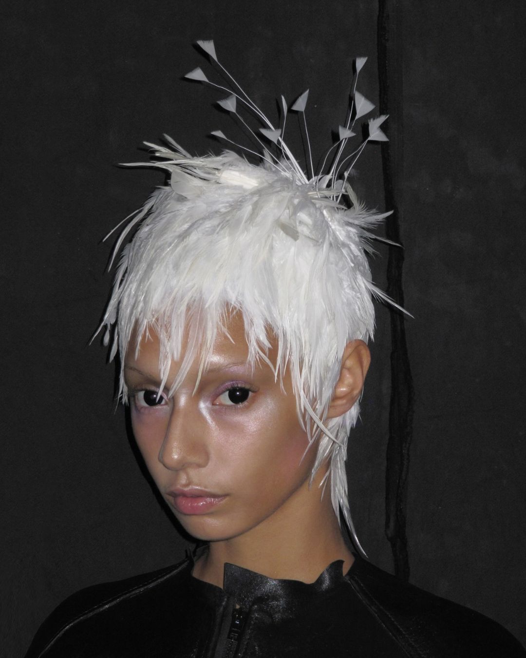 Le piume fra i capelli sono il comeback più cool di sempre Direttamente dall'era hippy californiana anni '70 e l'indie sleaze