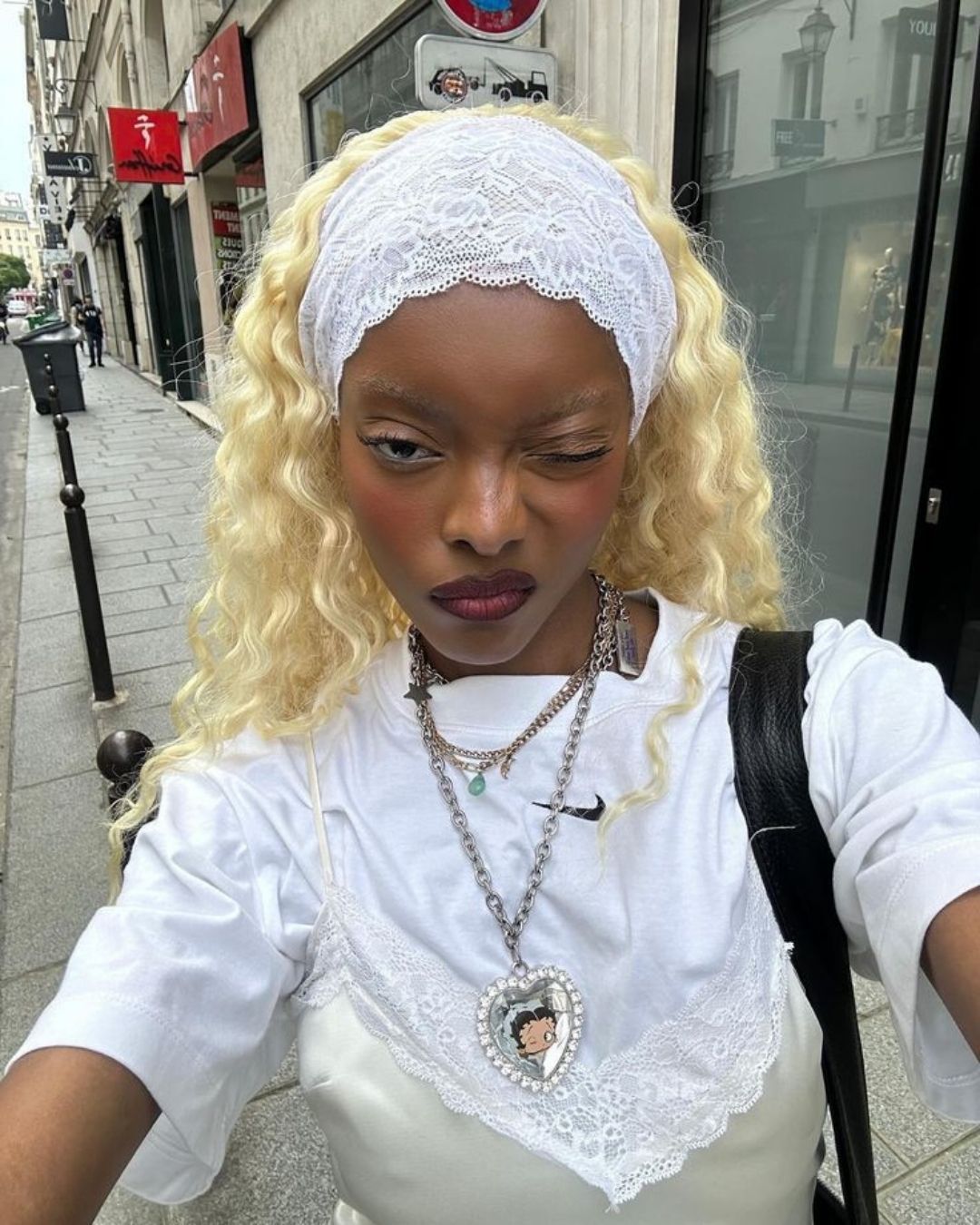 Gli accessori per capelli che ti salvano la giornata Dalle french comb e french barrette alle fasce in pizzo