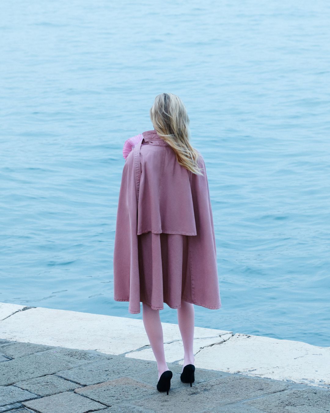 La collezione Blumarine Pre-Fall 2026 è un'ode al romanticismo dark E Venezia è la sua musa