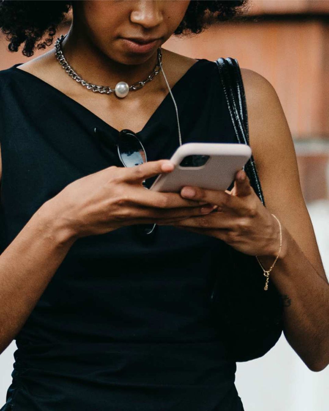 Presto ci sarà la pubblicità su ChatGPT  Un modo per OpenAI per rendere più sostenibile il proprio modello di business