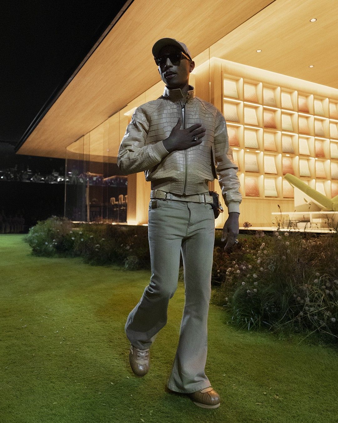 L’insospettabile futurismo della collezione FW26 di Louis Vuitton Per Pharrell Williams il domani è già un classico