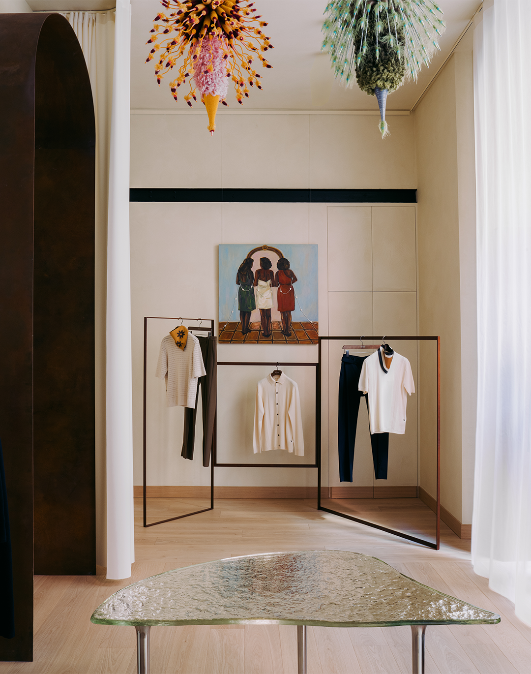 A Milano apre Salotto Retori: il luogo in cui arte e moda si incontrano Salma Rachid dà vita ad uno spazio ibrido tra boutique e galleria d’arte nel cuore del Quadrilatero della Moda.