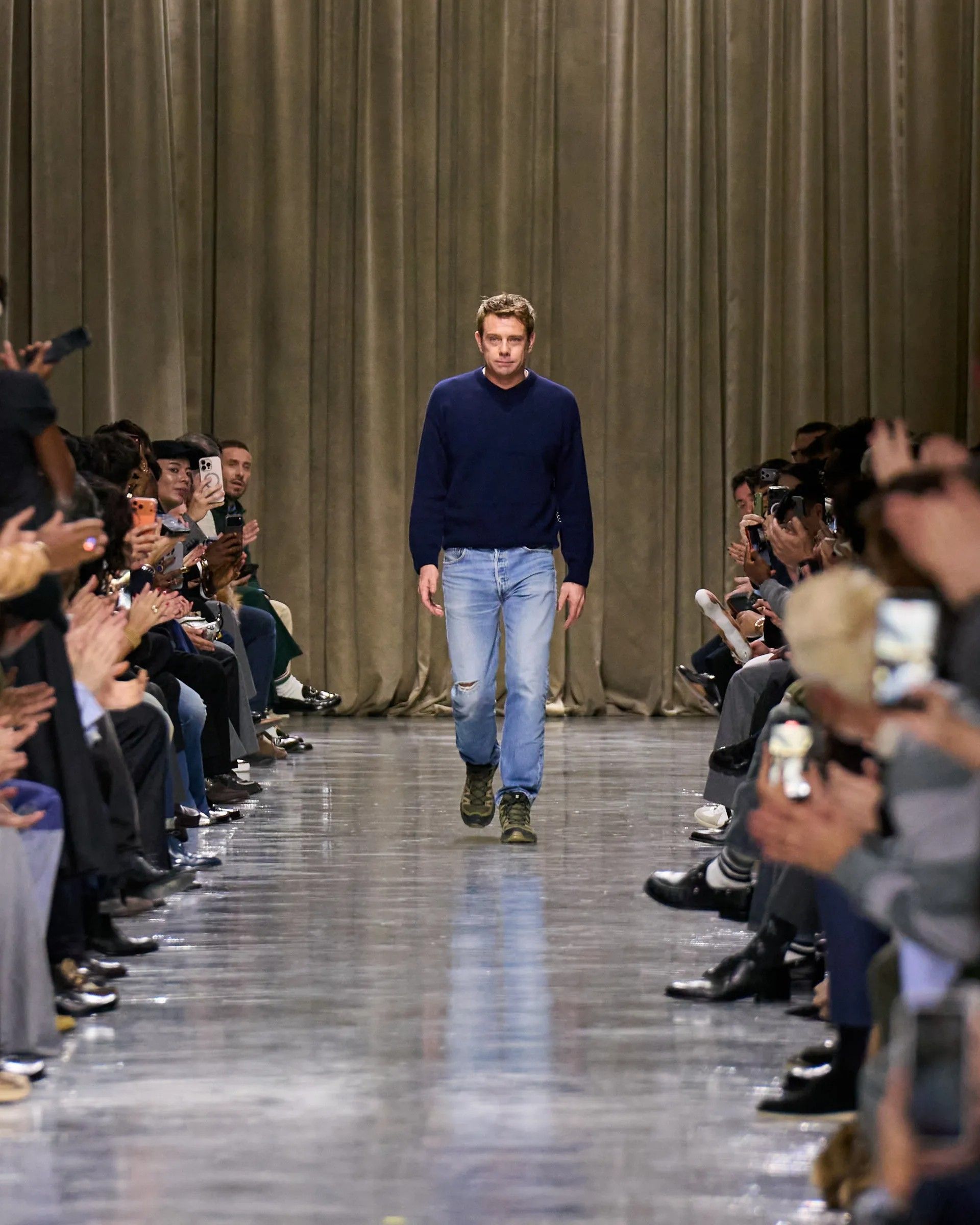 L’allegra confusione dello show FW26 di Dior Homme Jonathan Anderson si è proprio divertito a giocare con proporzioni e volumi