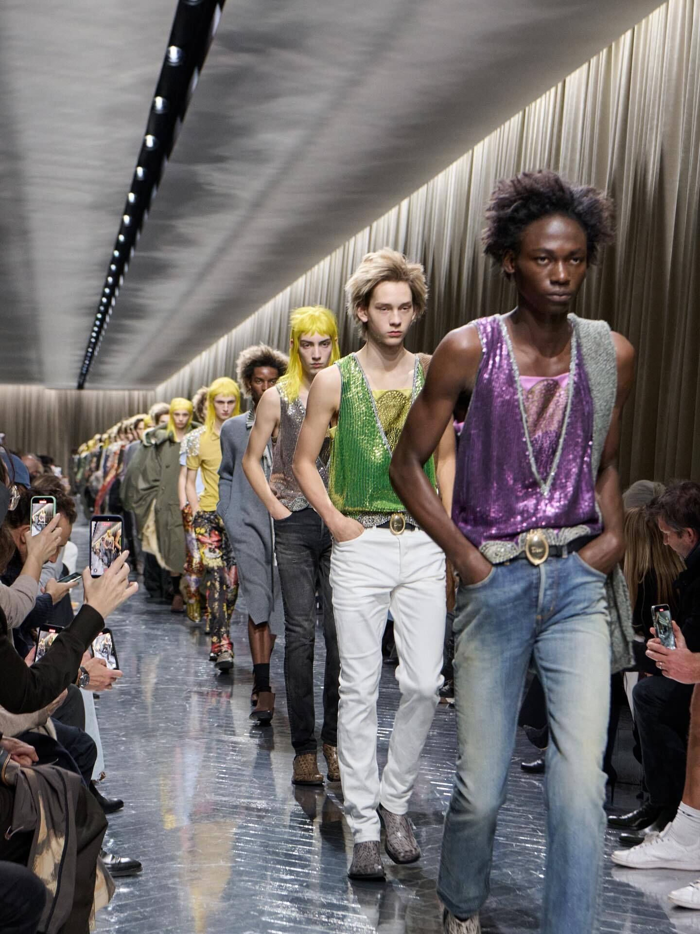 L’allegra confusione dello show FW26 di Dior Homme Jonathan Anderson si è proprio divertito a giocare con proporzioni e volumi