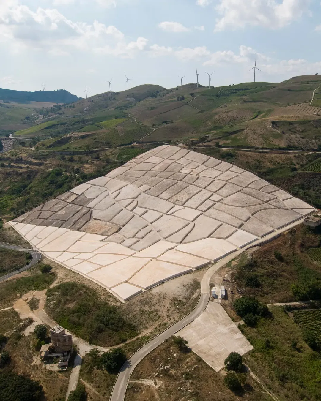 Gibellina è la Capitale dell’arte contemporanea 2026 La città più strana d’Italia riuscirà a rinascere?