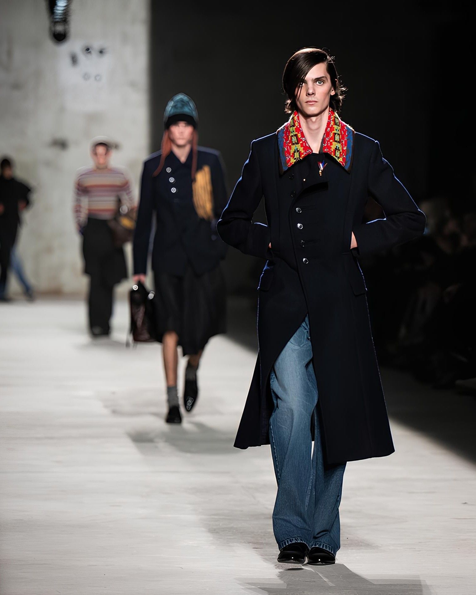 La moda sta abbandonando il total black?  Rossi, blu, gialli e verdi hanno animato molti ensemble neutri in questa stagione