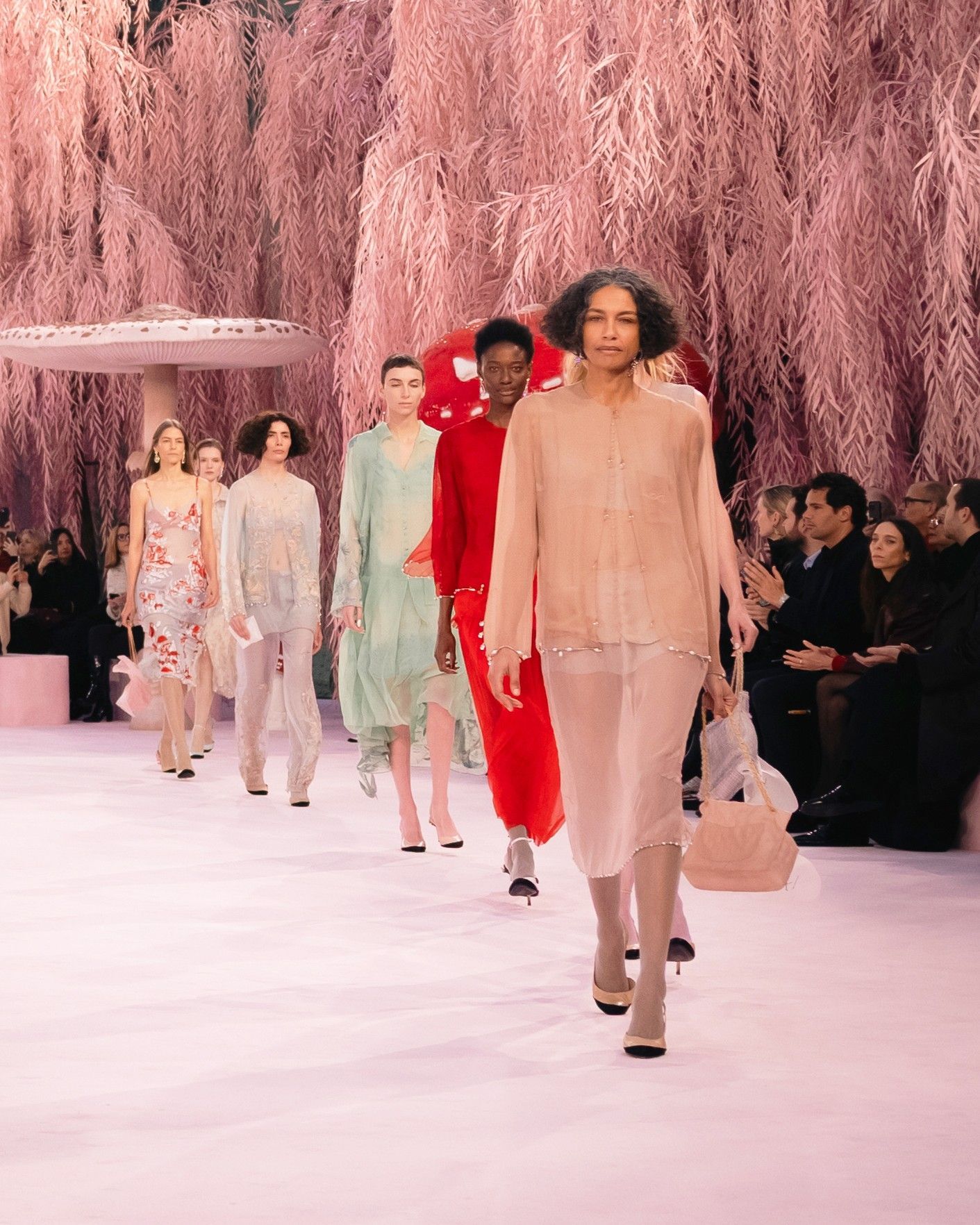 Gli uccelli del paradiso di Mathieu Blazy per l’Haute Couture SS26 di Chanel Un debutto che è stato un vero trionfo di leggerezza e complessità