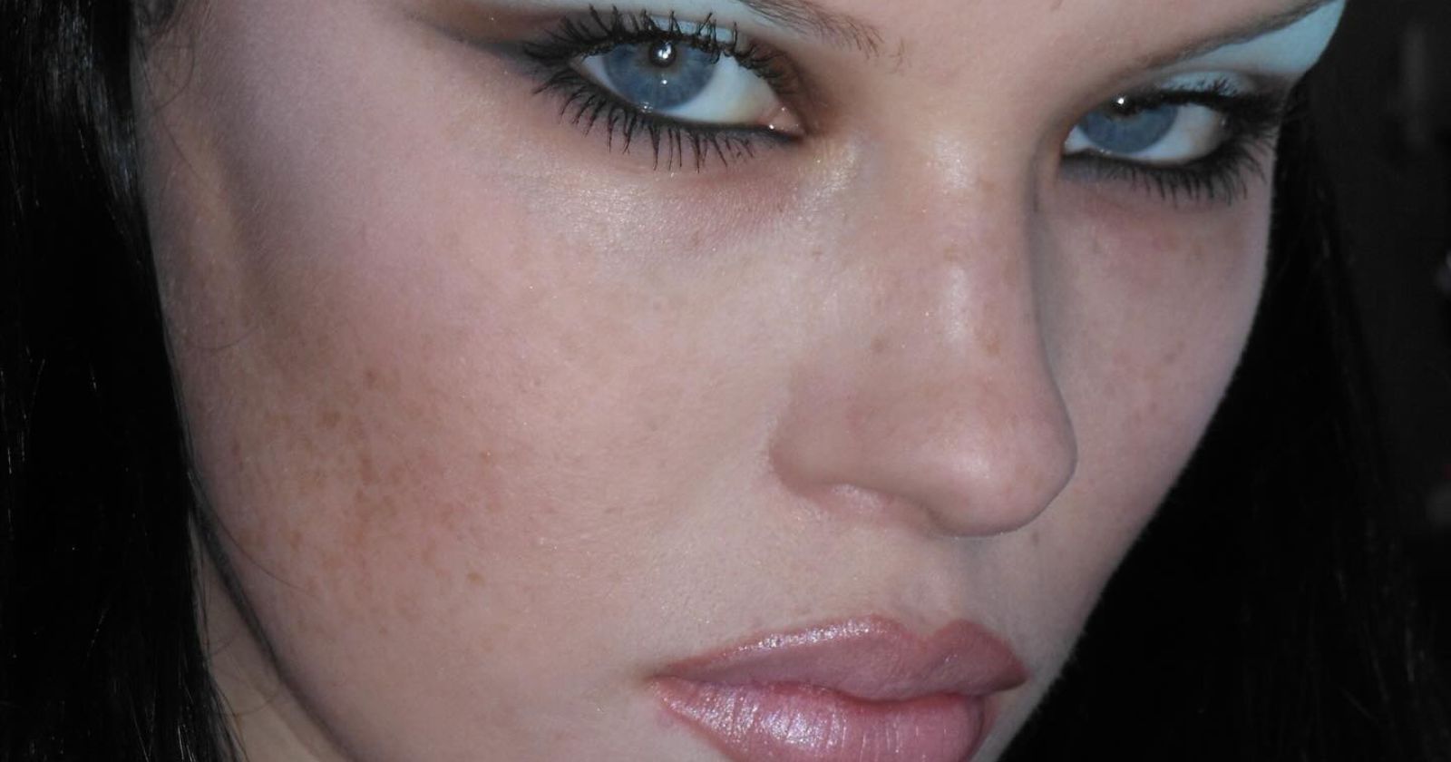 Y3K make-up: metallic reflections and futuristic beauty for lips, eyes ...