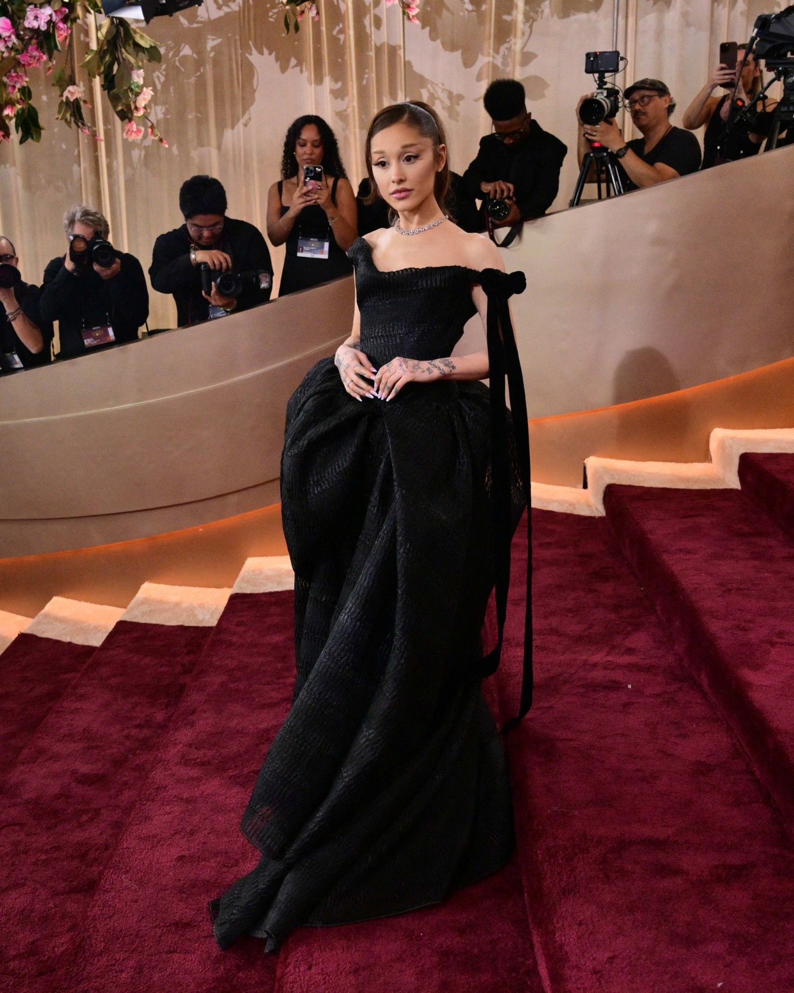 Nemmeno l'Ozempic può fermare il panier dress Sui red carpet è ovunque, ma è difficile immaginarlo nella vita vera