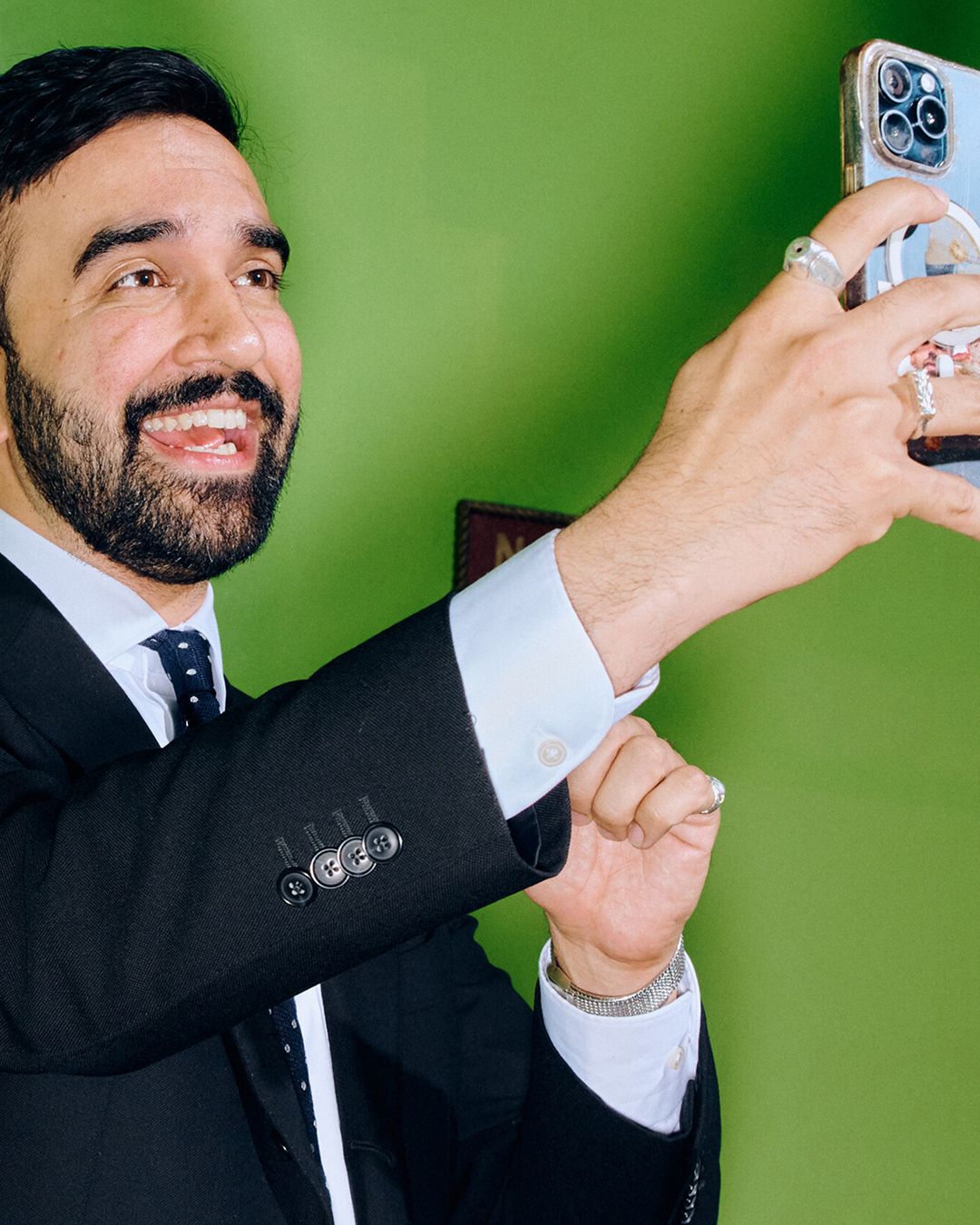 Nel 2026, anche i politici devono saper usare i social La spontaneità, unita alla capacità di non prendersi troppo sul serio, sembra essere la chiave