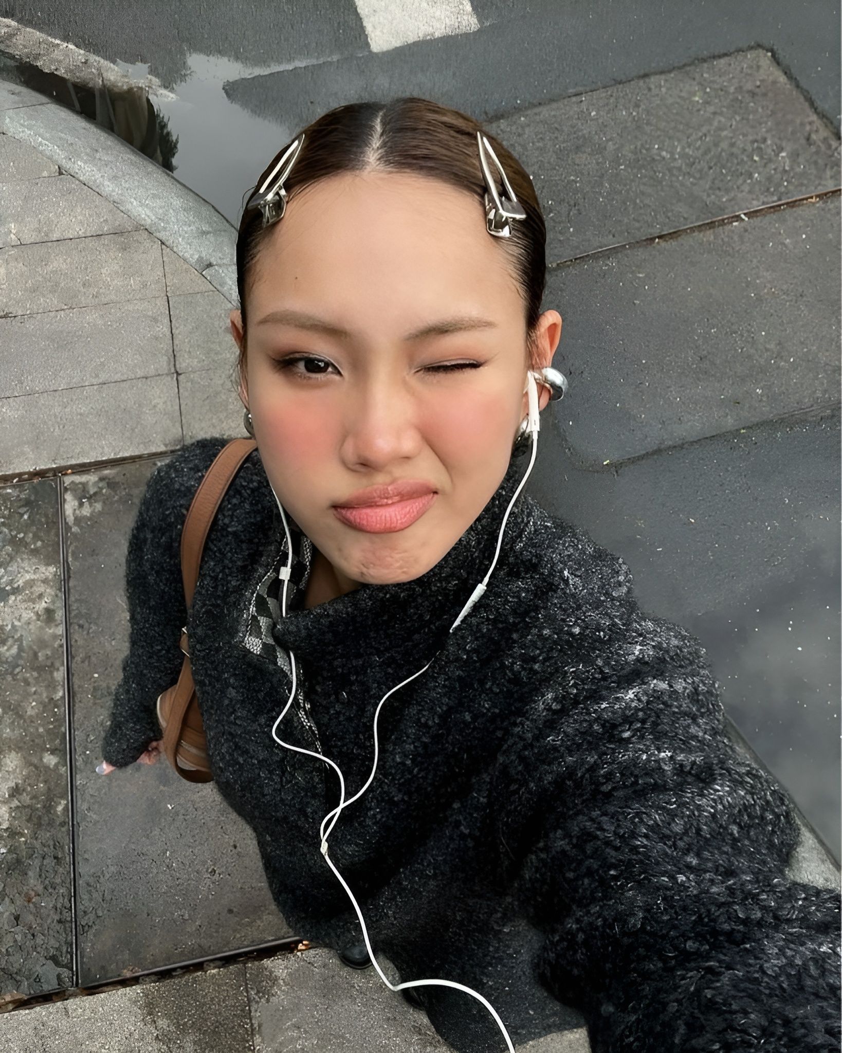 Le acconciature per nascondere la frangia Soprattutto quando inizia ad allungare e non sai più dove metterla