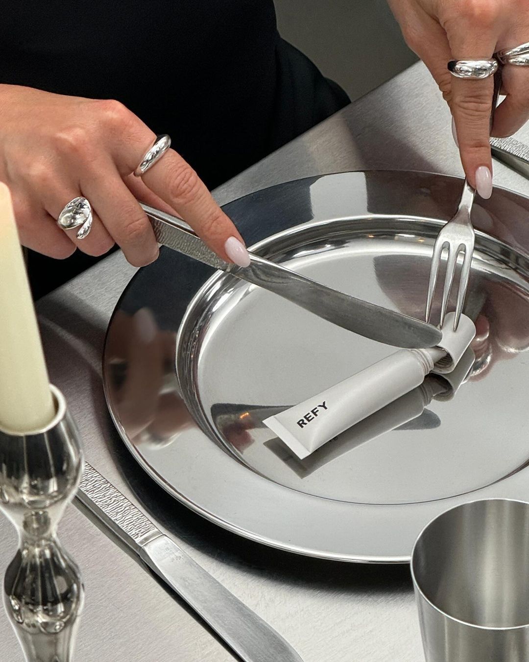 Skincare dinner: davvero possiamo mangiare la nostra beauty routine? Avocado e sieri non sono rivali, ma alleati